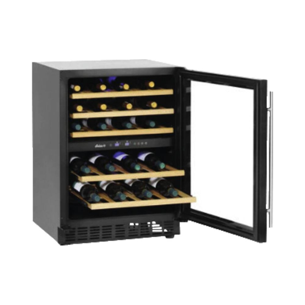 Ein schwarzer Weinkühlschrank mit Glastür, der mit mehreren Flaschen Wein gefüllt ist.