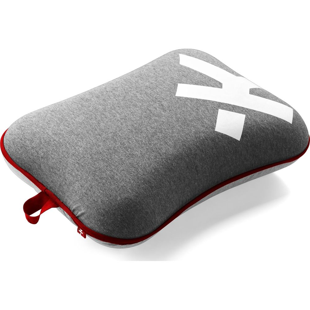 Cuscino grigio con bordo rosso e logo K bianco.