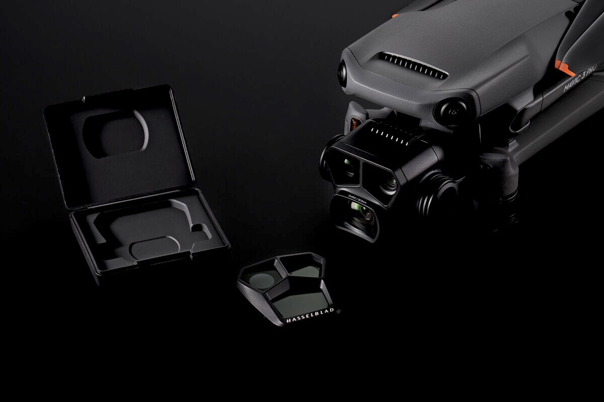 Drone DJI Mavic 3 Pro grigio con obiettivo e custodia nera.