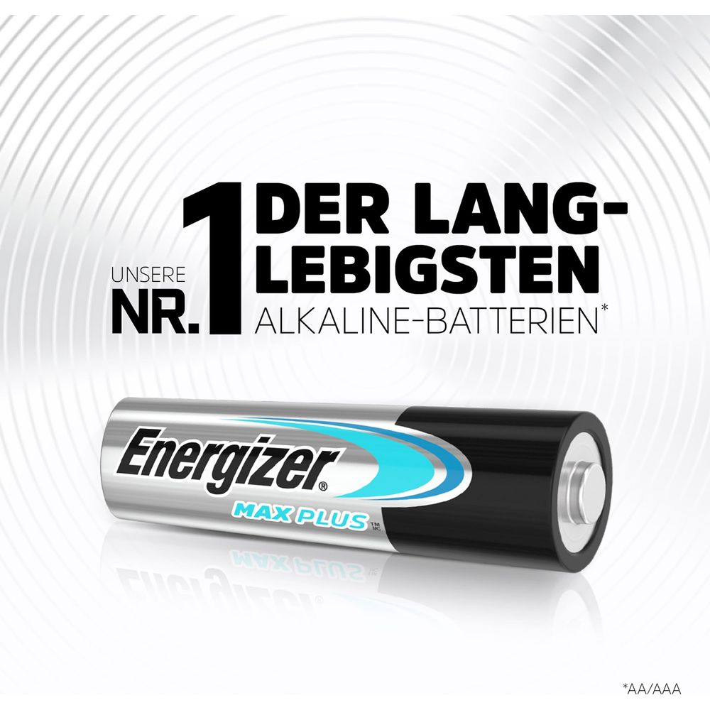 Una batteria Energizer Max Plus AA/AAA giace su uno sfondo bianco.
