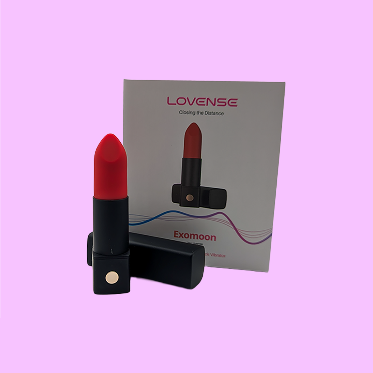 Ein roter Lippenstift-Vibrator mit schwarzem Griff liegt neben einer Anleitung.
