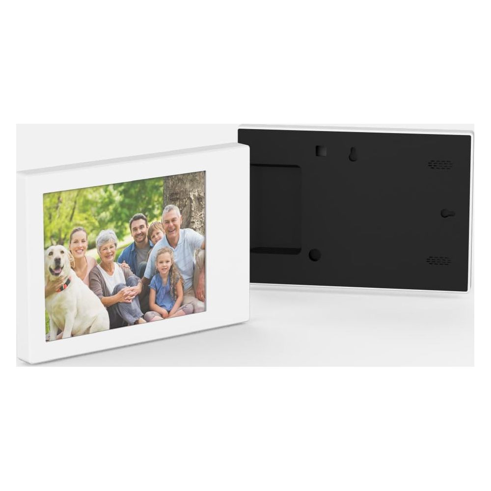 Ein digitaler Bilderrahmen mit einem Familienfoto und einem Hund.