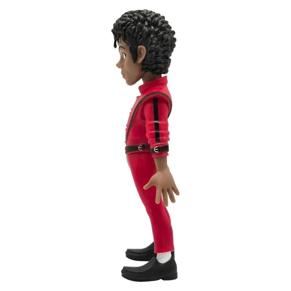 Eine Actionfigur von Michael Jackson in einem roten Anzug mit schwarzen Akzenten, von der Seite gesehen.