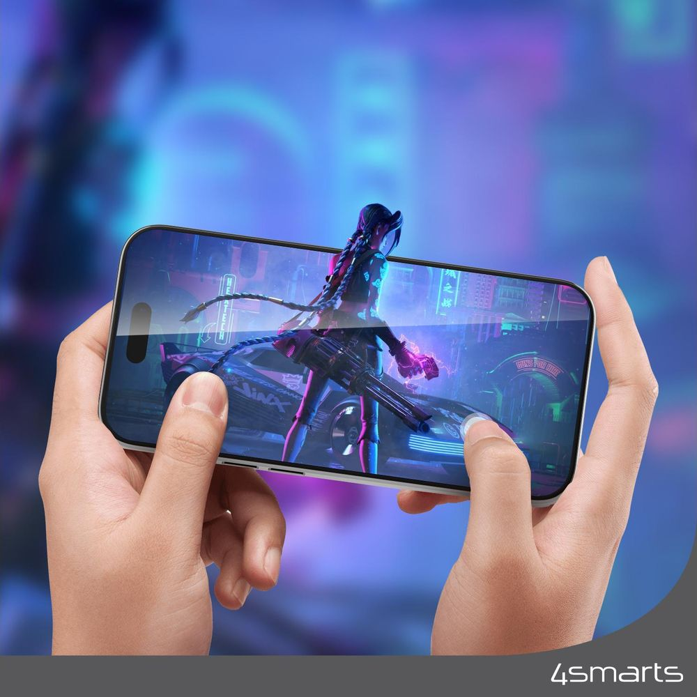 Mani tengono uno smartphone che mostra un personaggio di gioco e una città cyberpunk.