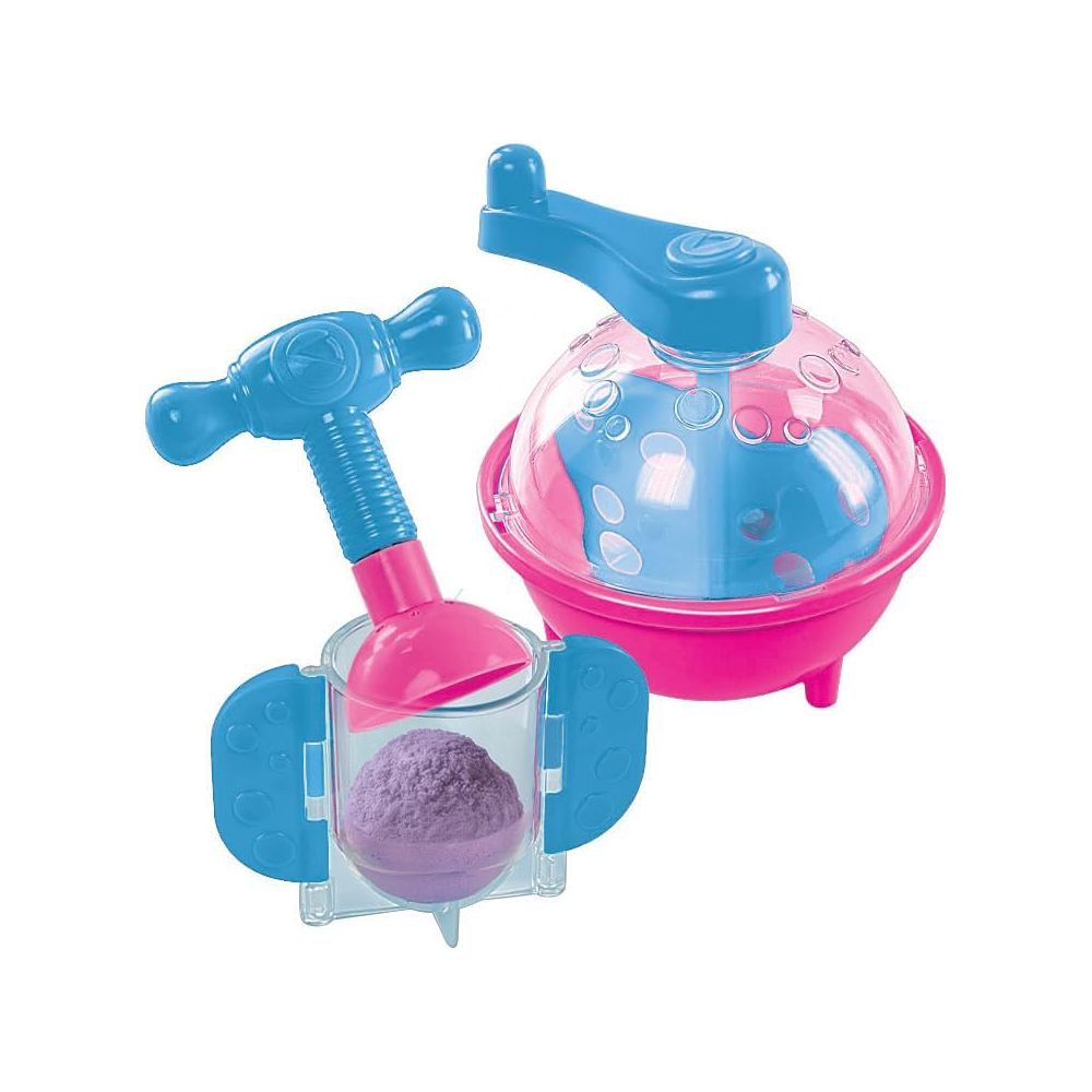 Zwei Spielzeug-Sandformen in Blau und Pink, eine mit lila Sand.