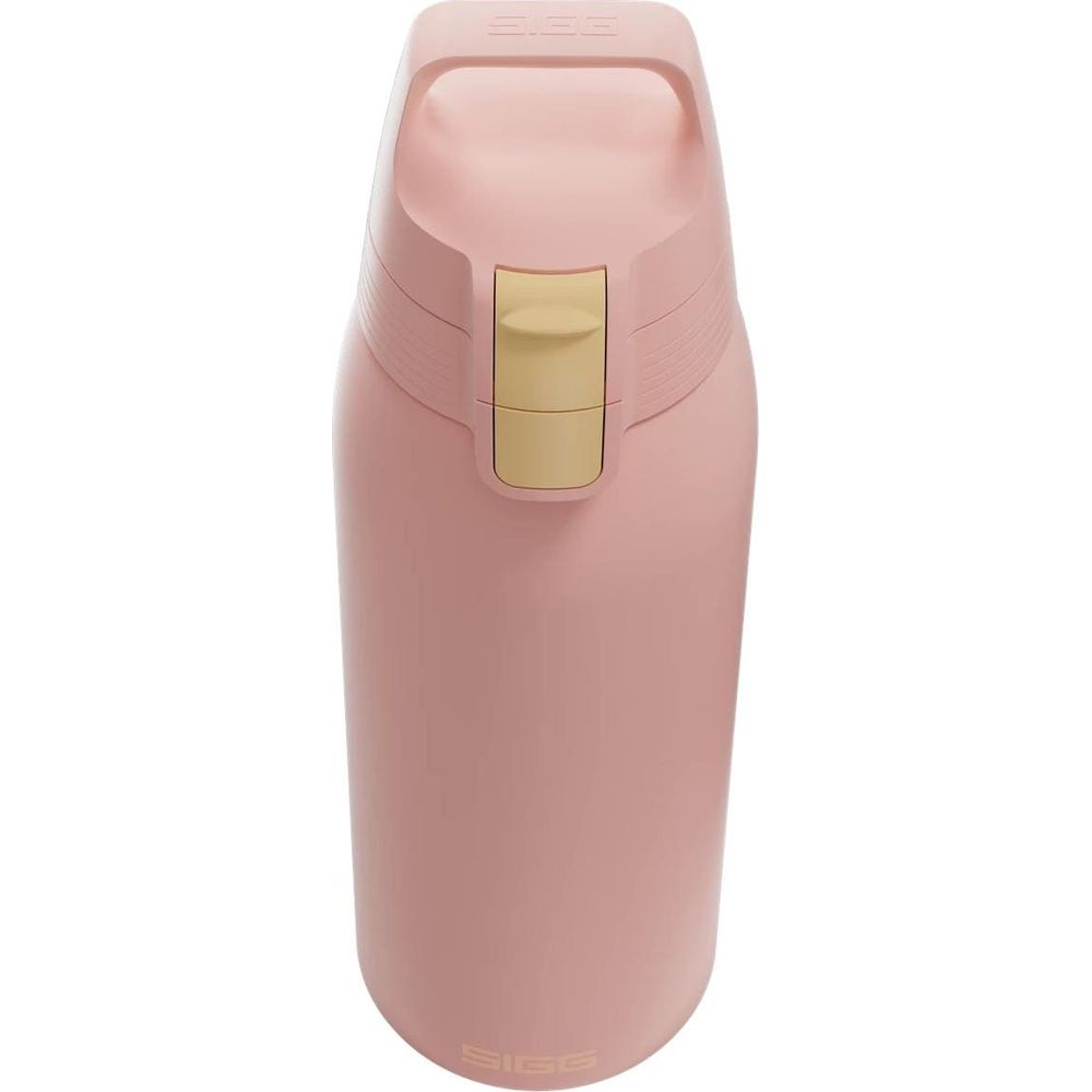Eine rosafarbene SIGG-Trinkflasche mit silbernem Griff und gelbem Verschluss.