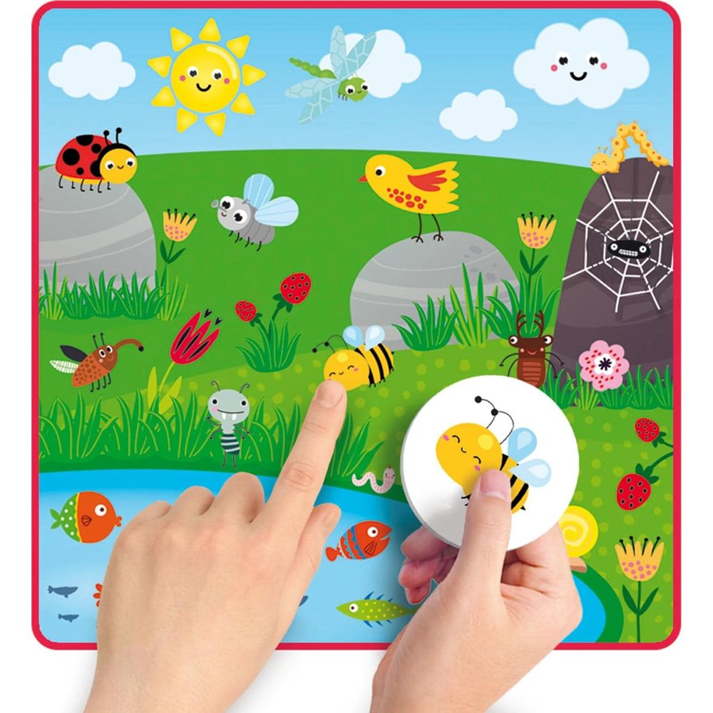 Bunte Kinderillustration mit Insekten, Sonne, Wolken, Fisch und Händen, die ein Bienen-Puzzle halten.