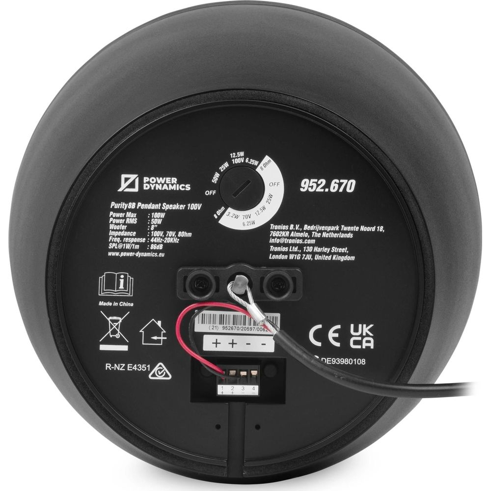 Parte posterior de un altavoz negro con detalles técnicos e información de la empresa.