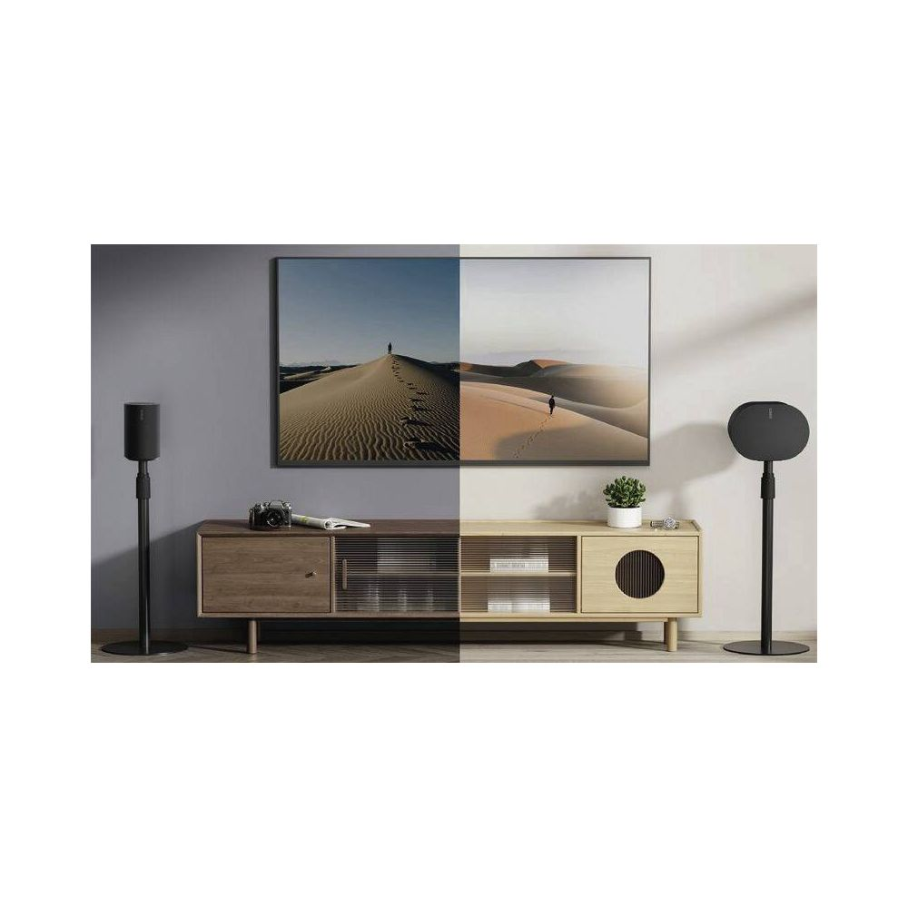 Ein Fernseher zeigt eine Sandwüstenlandschaft über einem Holzschrank mit Lautsprechern.