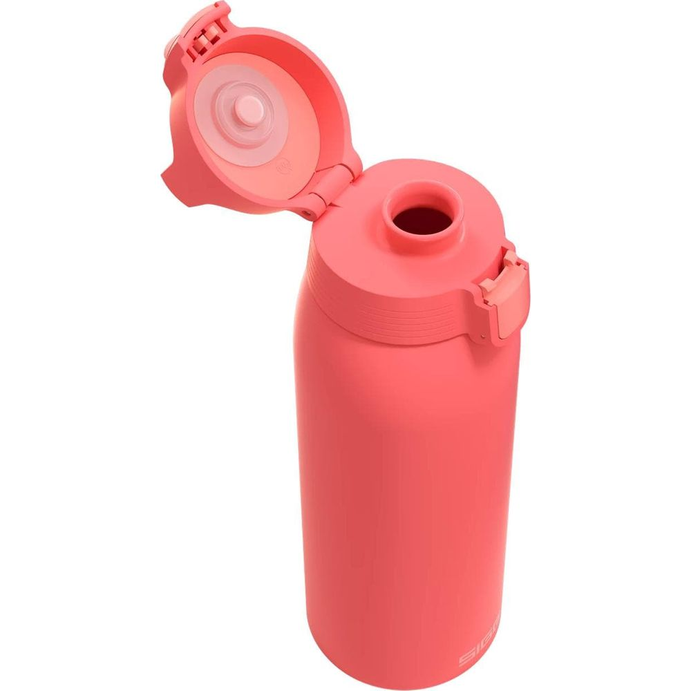 Eine korallenrote Trinkflasche mit offenem Deckel, Nahaufnahme.