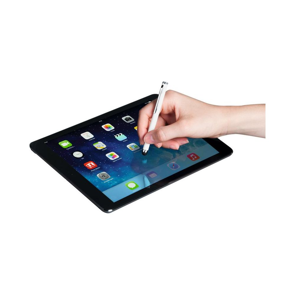 Una mano tiene uno stilo bianco su un tablet che mostra icone di app.