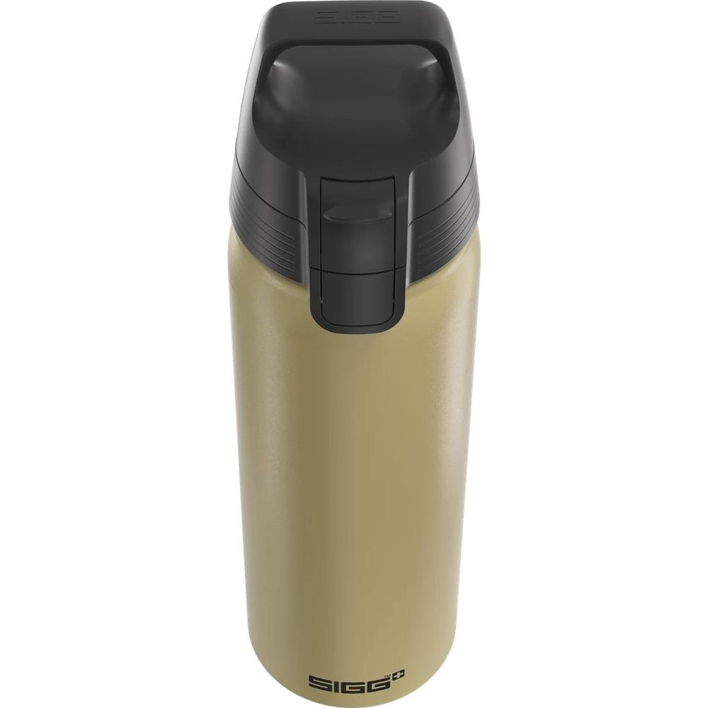 Eine Khaki-farbene Trinkflasche mit schwarzem Deckel und Griff.