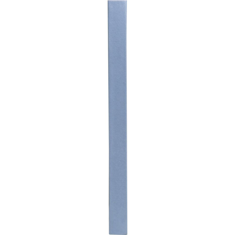 Un objeto rectangular estrecho, azul claro, se encuentra verticalmente sobre fondo blanco.