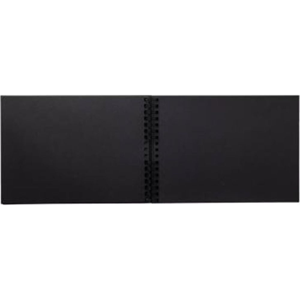 Un cuaderno negro abierto con espiral sobre fondo blanco.