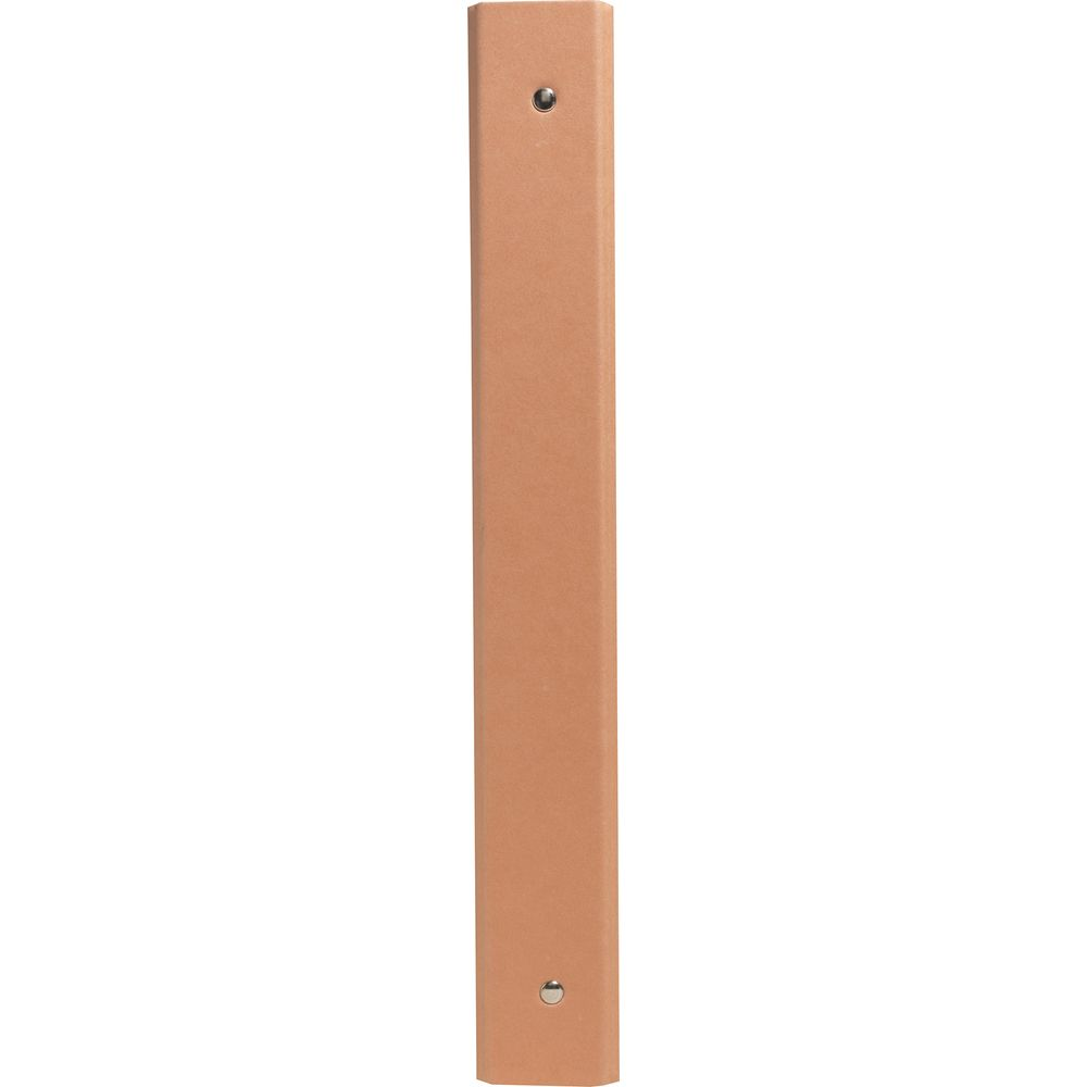 Un perfil metálico vertical, marrón claro, con dos tornillos, aislado sobre fondo blanco.