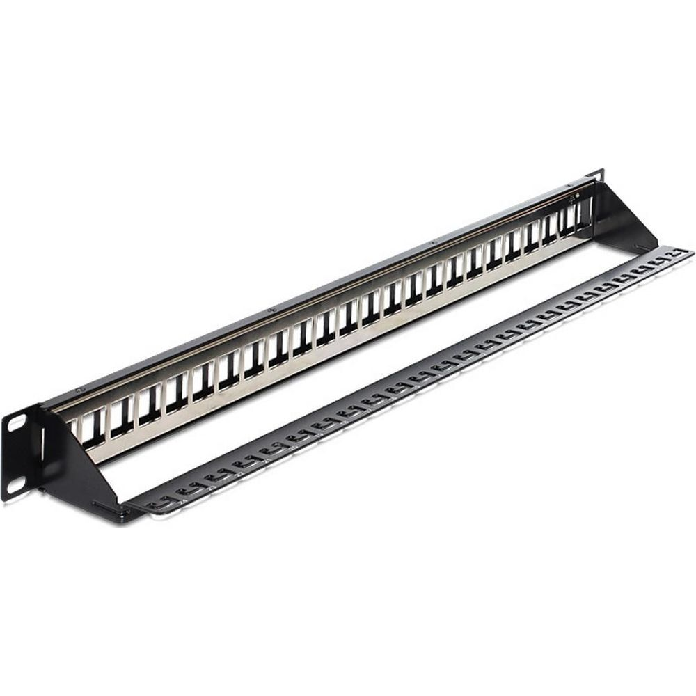 Ein schmales, schwarzes Metallkabelmanagement mit vielen Schlitzen, nebeneinander.
