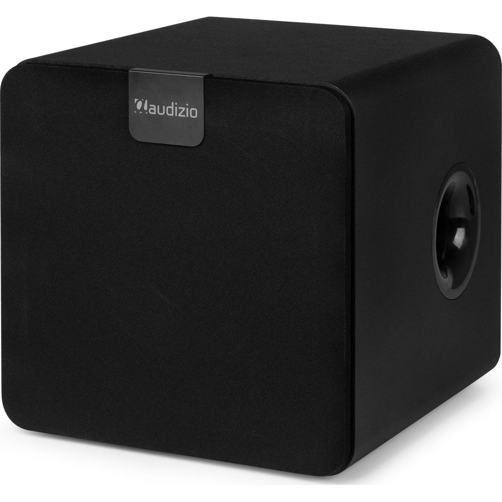 Un altavoz negro en forma de cubo con un logo plateado encima.