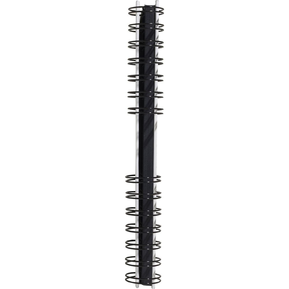 Un cuaderno de espiral negro con páginas blancas, aislado sobre fondo blanco.