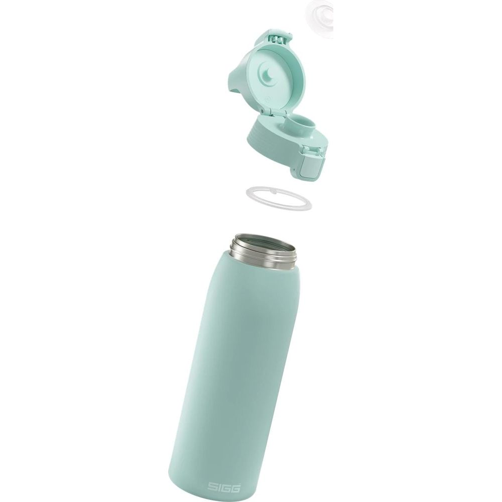Eine mintgrüne SIGG-Wasserflasche mit offenem Deckel und Dichtungsring.