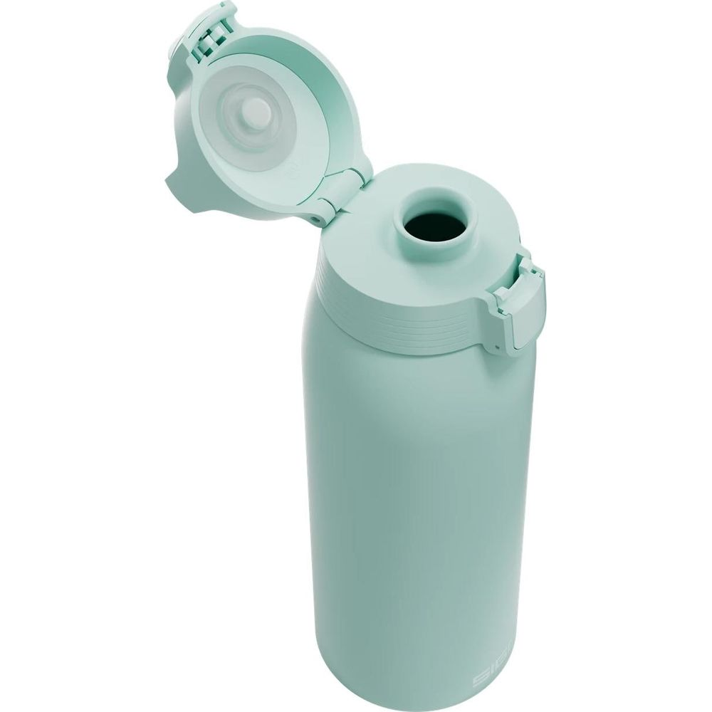Eine hellgrüne Wasserflasche mit offenem Klappdeckel, isoliert auf weißem Hintergrund.