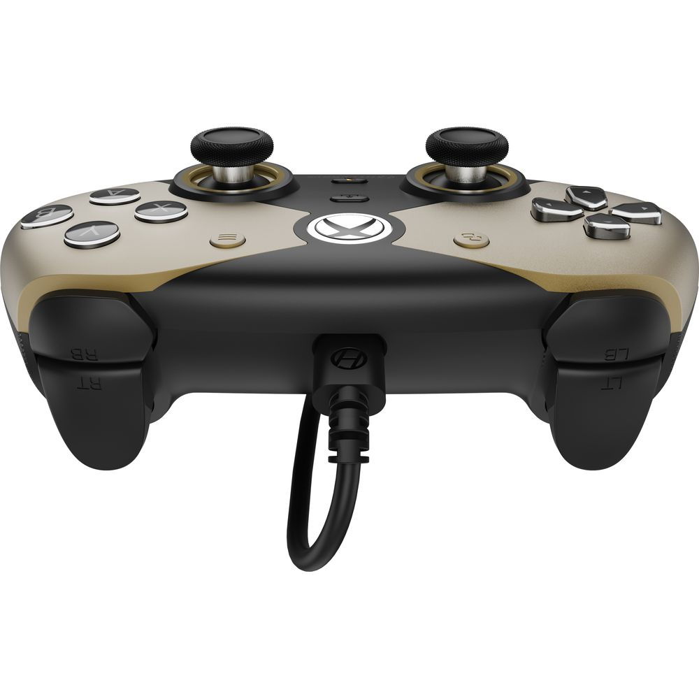 Un controller nero e oro con cavo nero collegato su sfondo bianco.