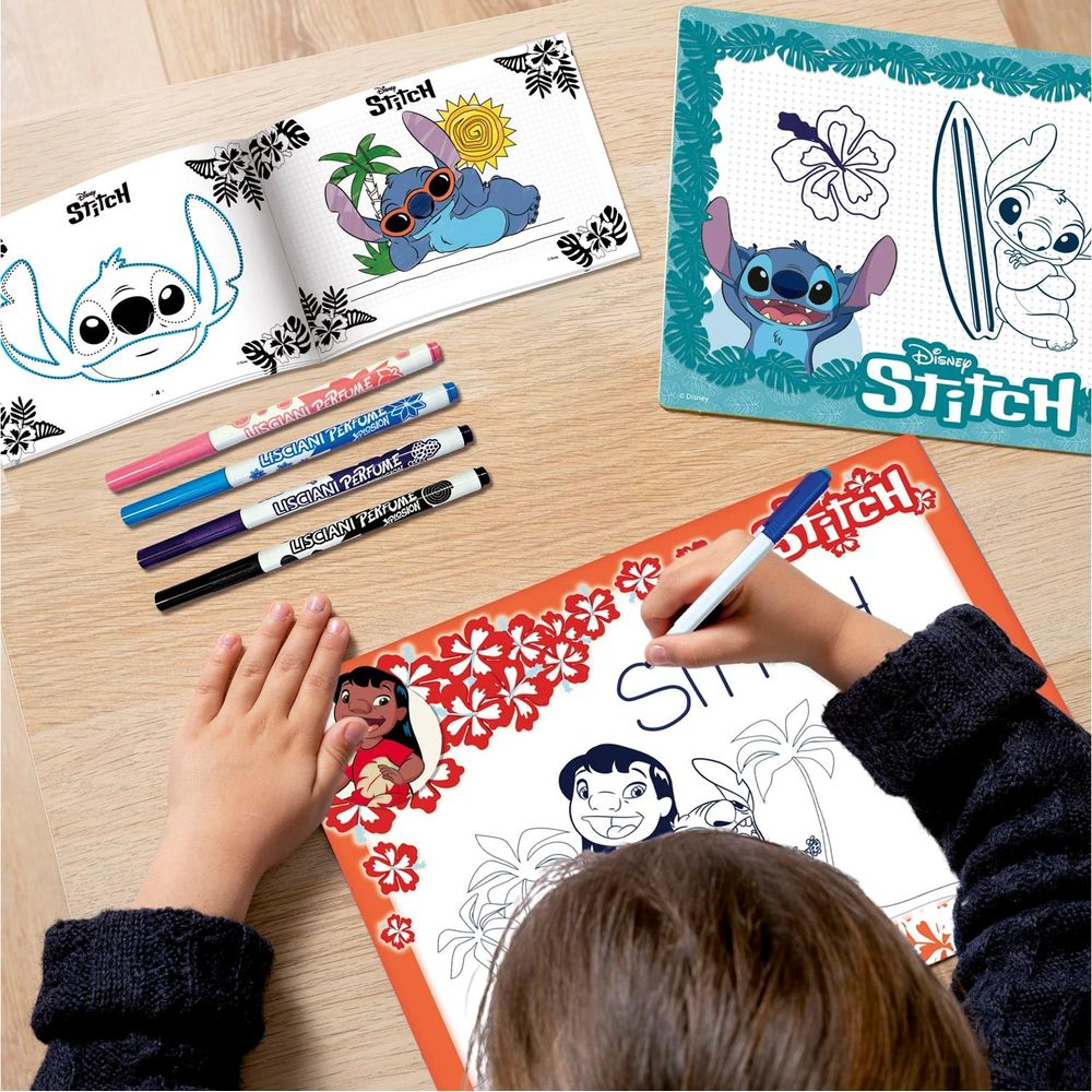 Un bambino disegna con pennarelli su un libro da colorare di Stitch. Si vedono diverse immagini di Stitch.