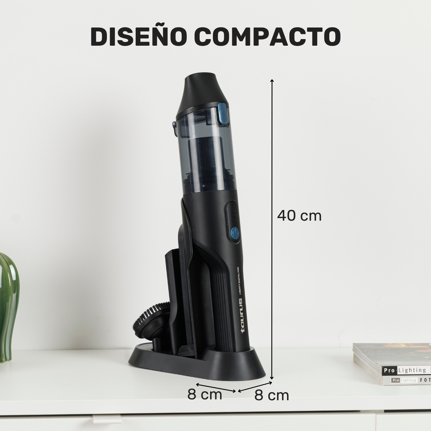 Aspirador de mano negro en base de carga con accesorios. Dimensiones: 40x8x8 cm.