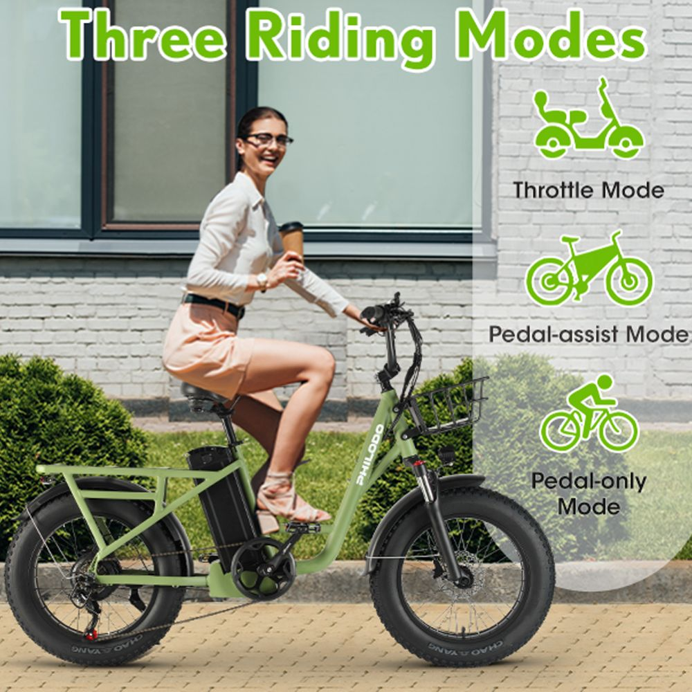 Mujer montando una bicicleta eléctrica verde con tres modos de conducción: acelerador, asistencia al pedaleo, solo pedaleo.