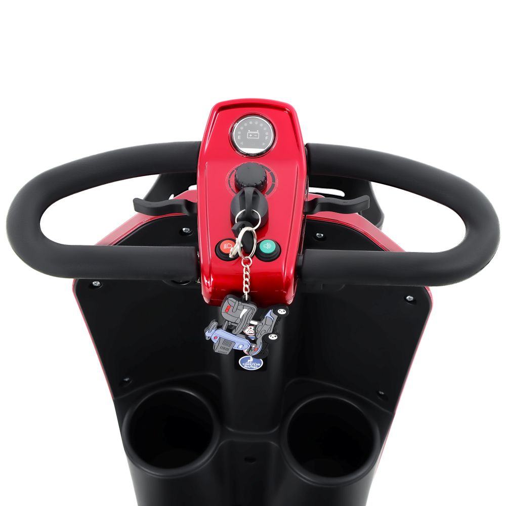 Panel rojo de scooter con llaves, indicadores y manillar. Dos portavasos debajo.