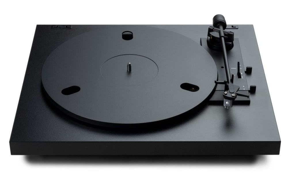 A black turntable with tonearm and platter is shown on a white background.