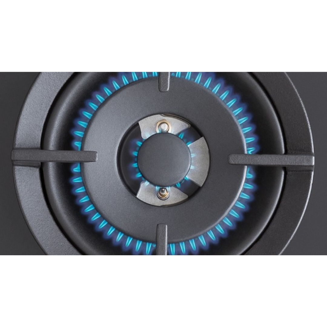 Primo piano di un bruciatore a gas con fiamme blu.