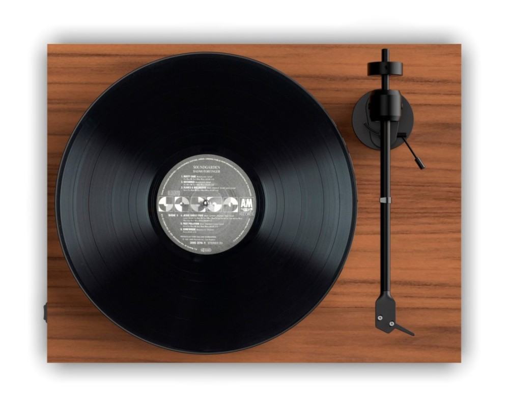 Gramofon z czarną płytą winylową i ramieniem.