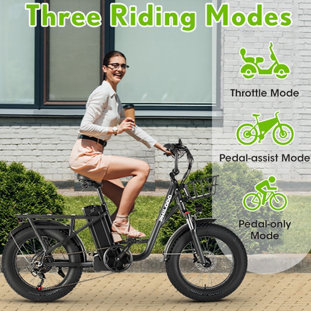 Mujer monta una bicicleta eléctrica con tres modos de conducción: acelerador, asistencia al pedaleo y solo pedaleo.