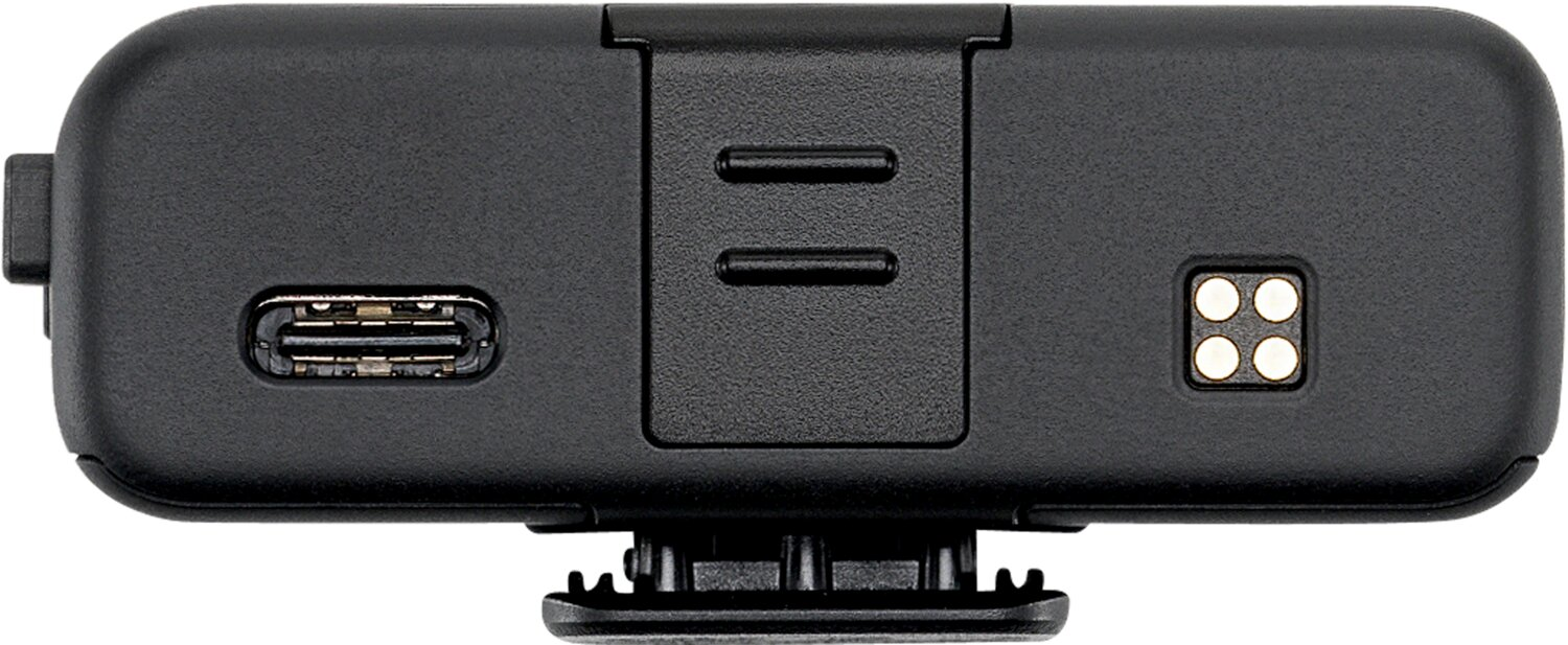 Dispositivo elettronico nero con porta USB-C, due fessure e quattro contatti.