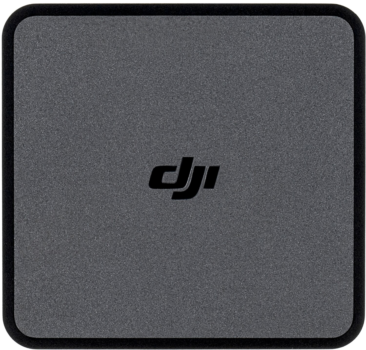 Oggetto quadrato grigio con logo DJI nero al centro.