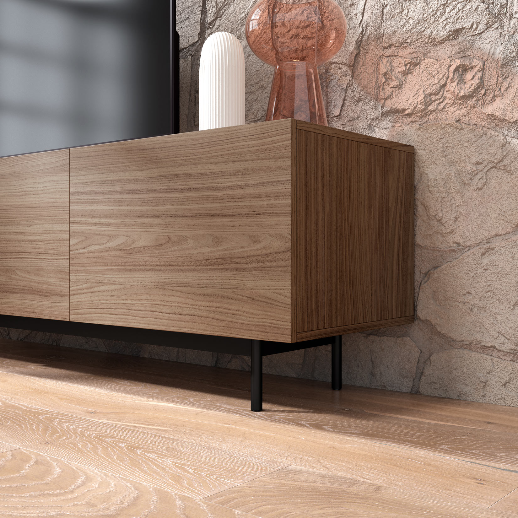 Mueble de madera con dos jarrones ante pared de piedra. Suelo de madera.