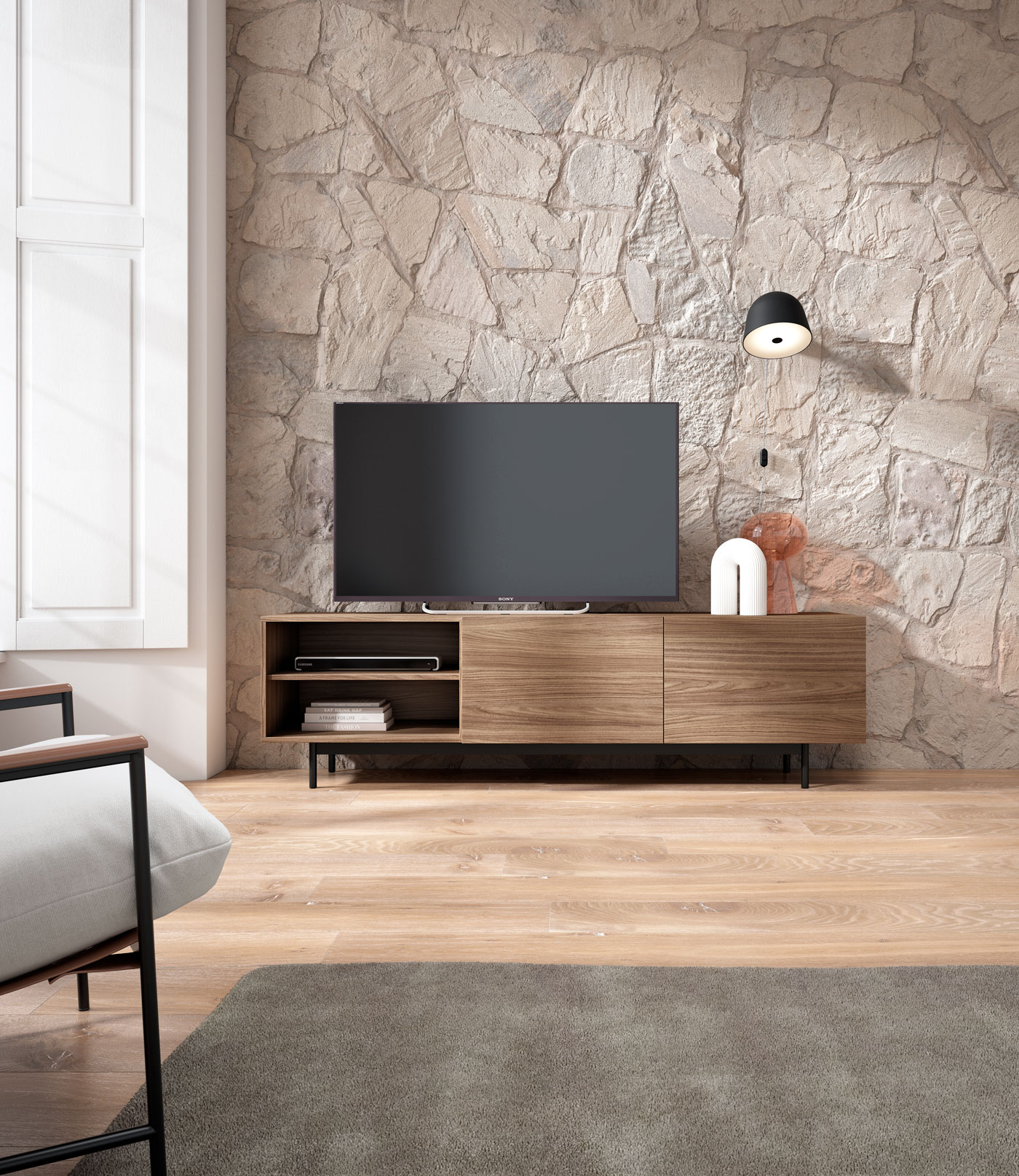 Una sala de estar moderna con pared de piedra, TV, mueble de madera y sillón.