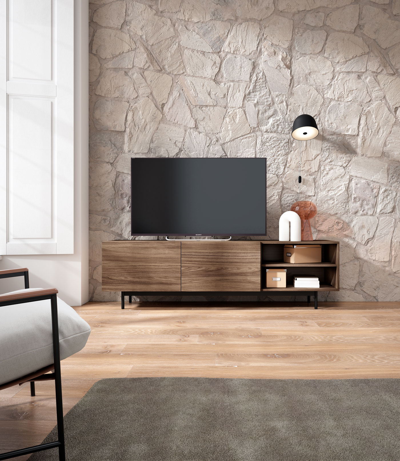 Una sala de estar moderna con pared de piedra, muebles de madera, TV y sillón.