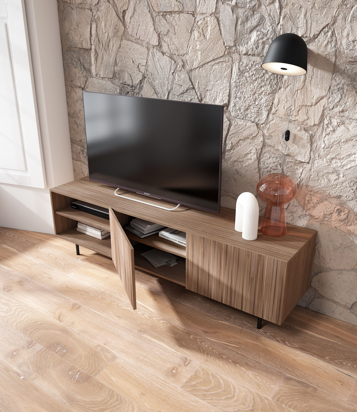 Un mueble de TV de madera con estante abierto y una puerta, contra pared de piedra.