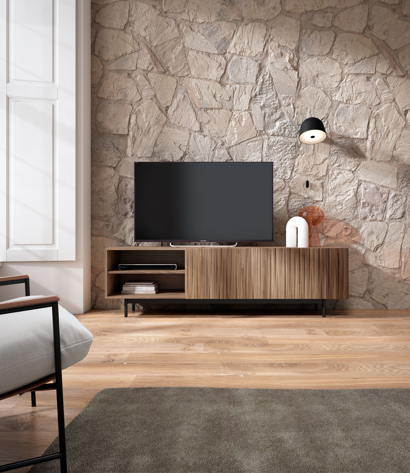 Sala de estar moderna con pared de piedra, mueble de TV y sillón.