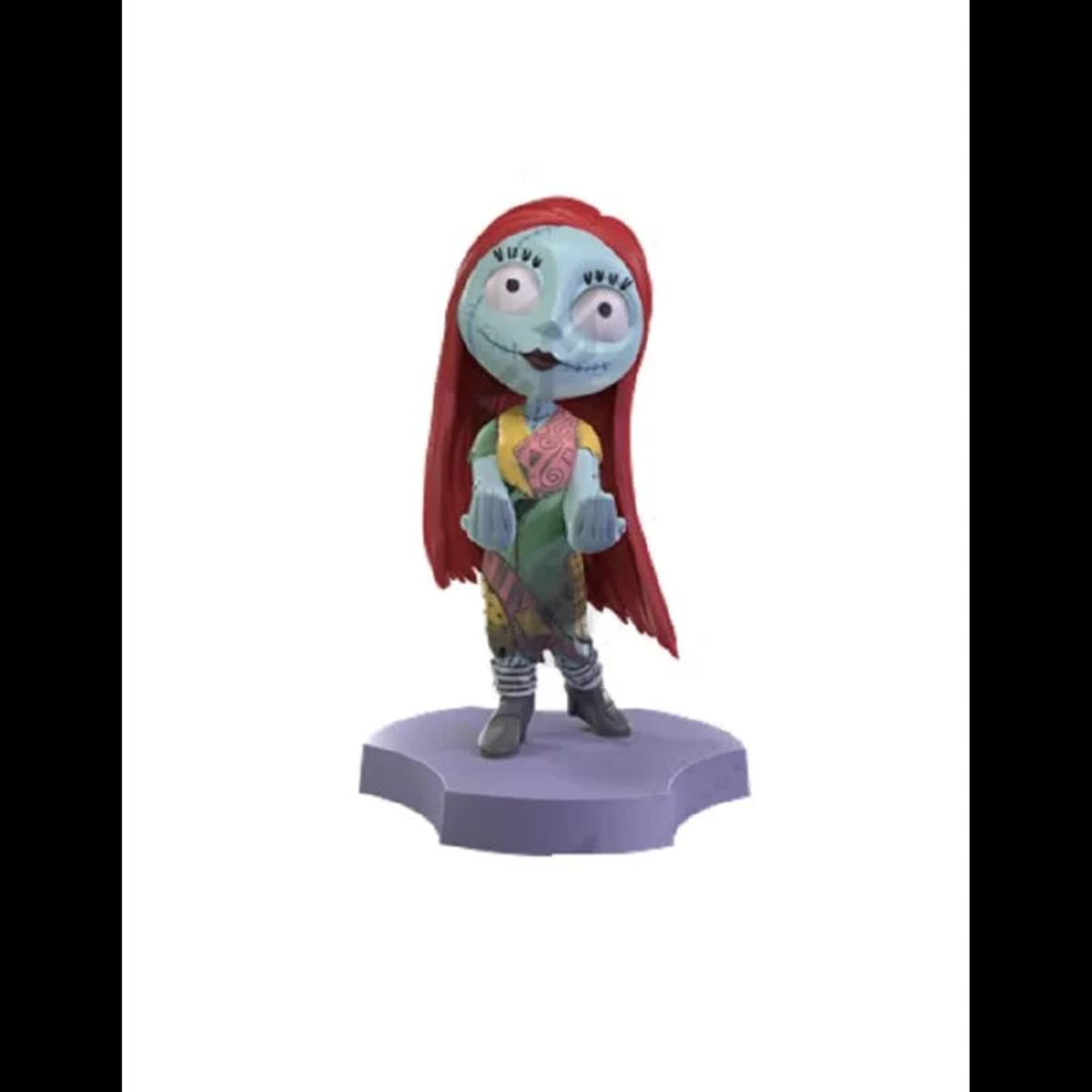 Una figura de Sally con pelo rojo y vestido colorido está sobre un pedestal morado.