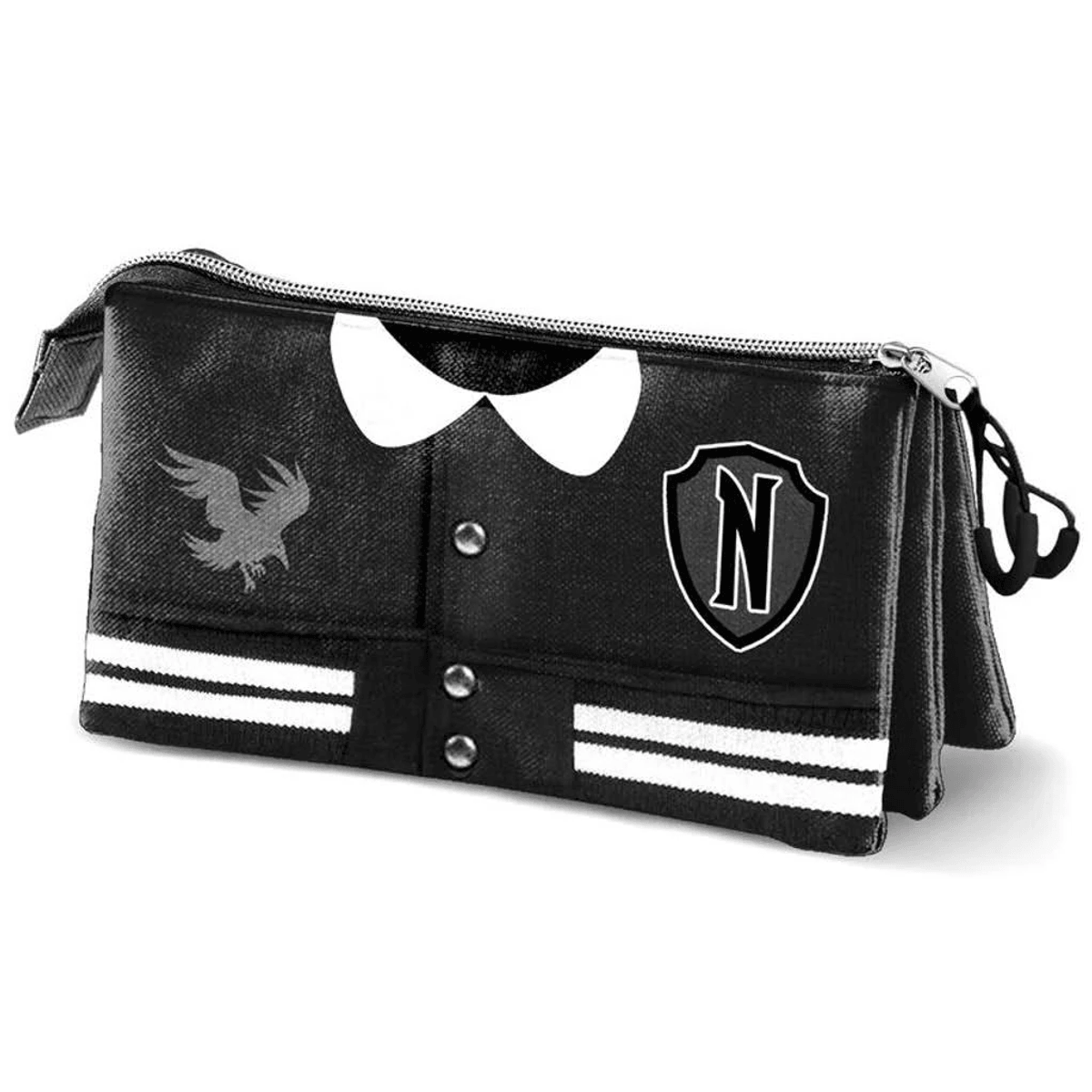 Estuche negro tipo chaqueta bomber con cuello y rayas blancas.