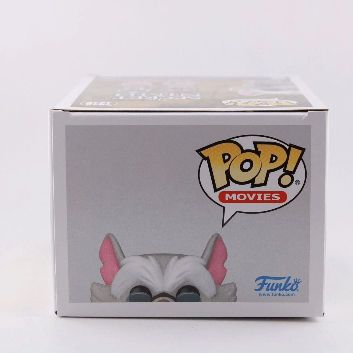 Una figura gris con orejas rosas asoma por el borde de una caja Funko Pop! Movies.