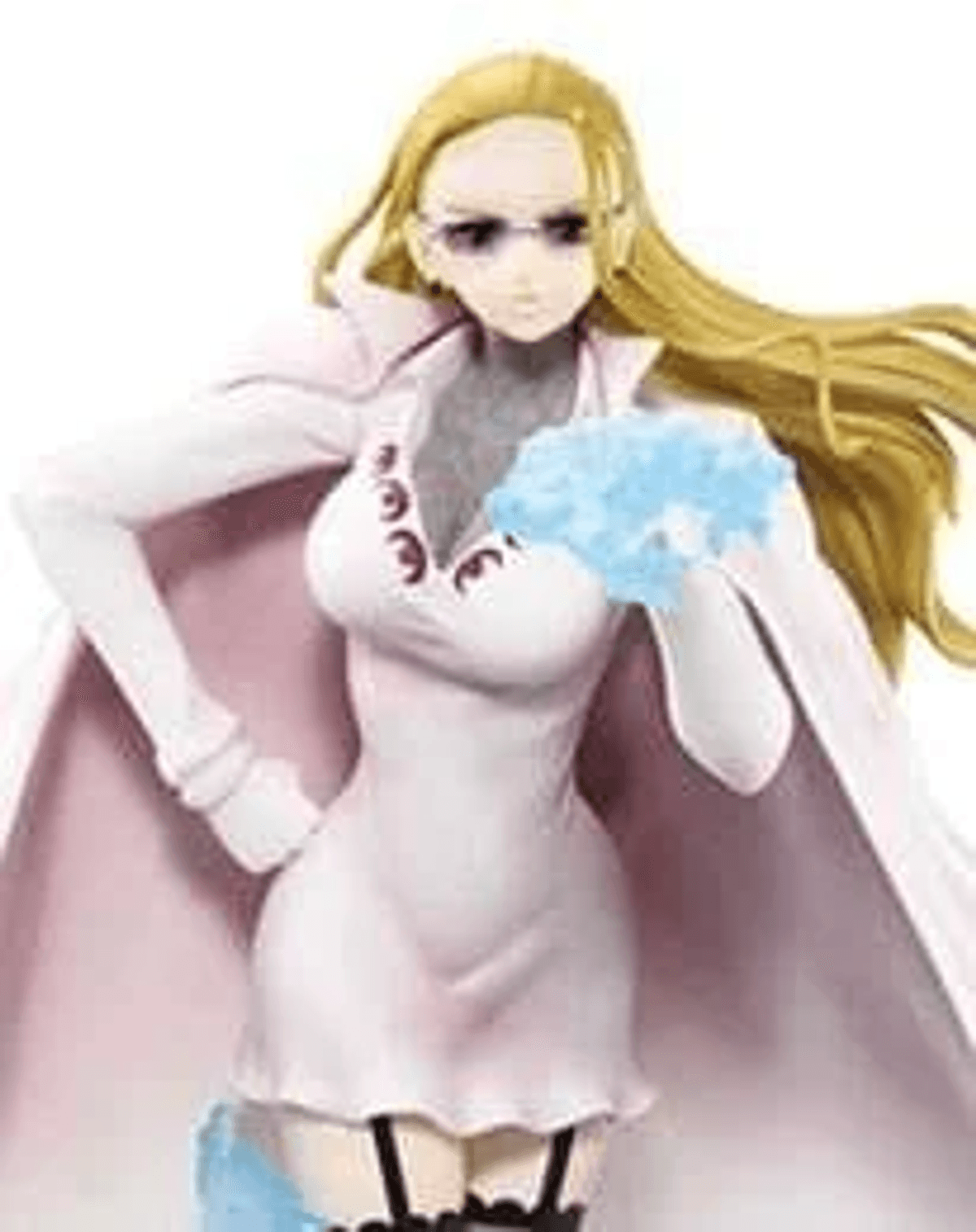 Figura femenina rubia con gafas de sol y vestido blanco, sosteniendo energía azul.
