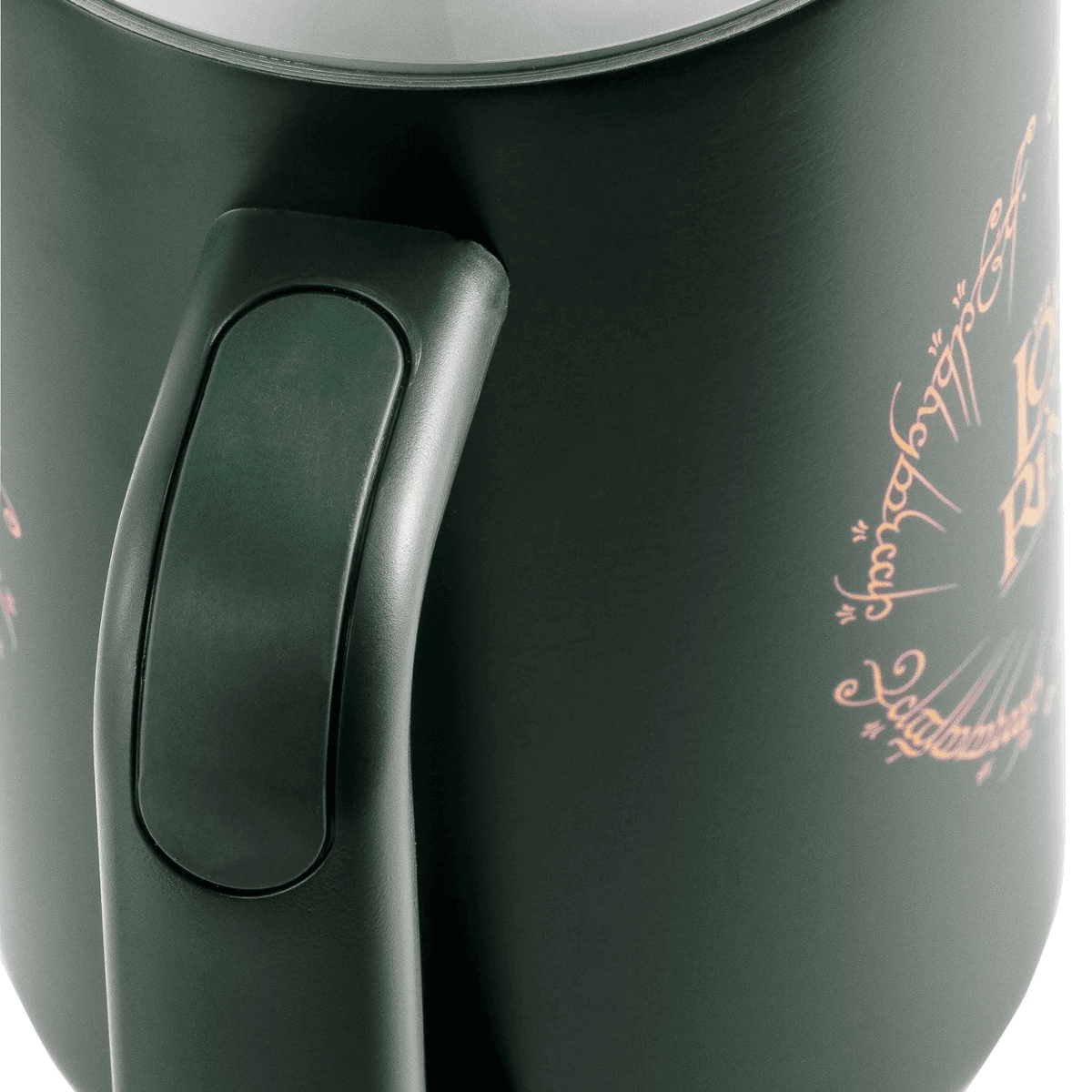 Taza verde oscuro con asa y diseño de runas. Vista cercana.