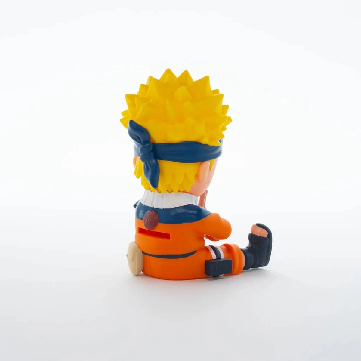 Figura de Naruto con traje naranja y cinta azul, sentada.