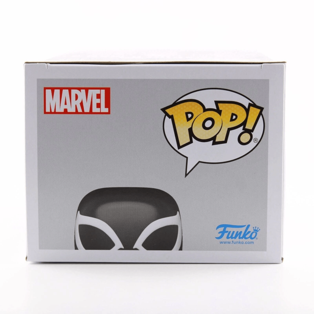 Caja Funko Pop de Marvel con máscara de personaje en blanco y negro. Logo "Pop!".