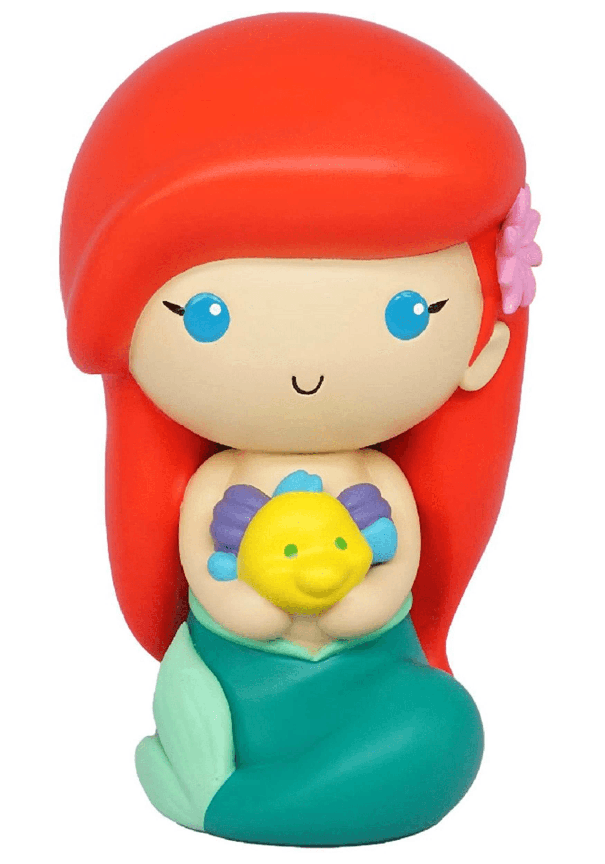 Figura de Ariel sostiene pez amarillo. Pelo rojo, vestido azul, flor rosa.