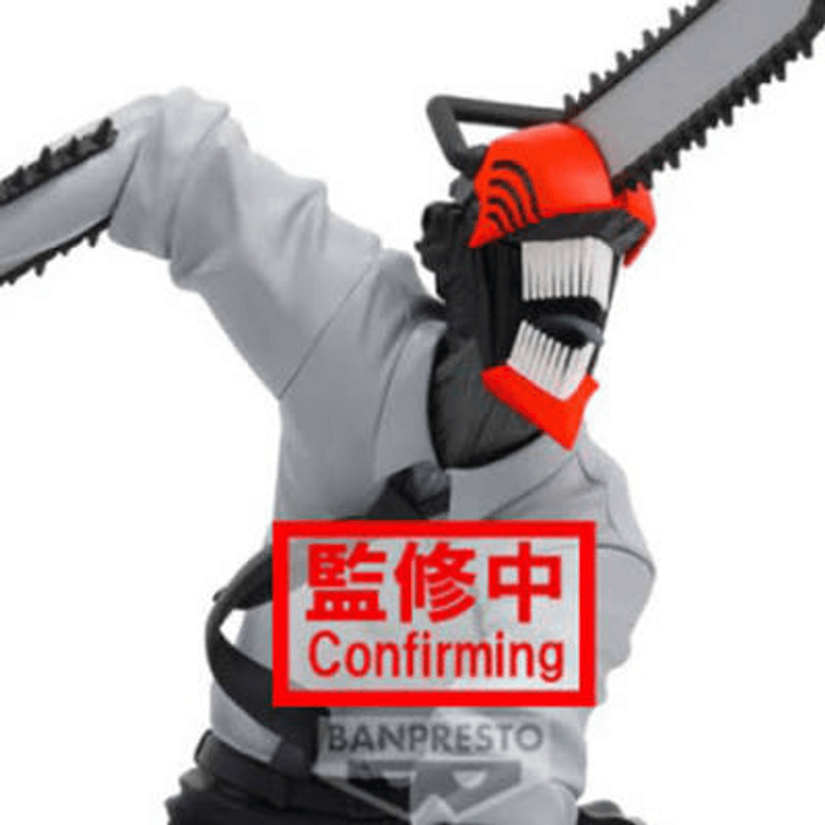 Figura con cara de motosierra y camisa gris, sobre fondo blanco.