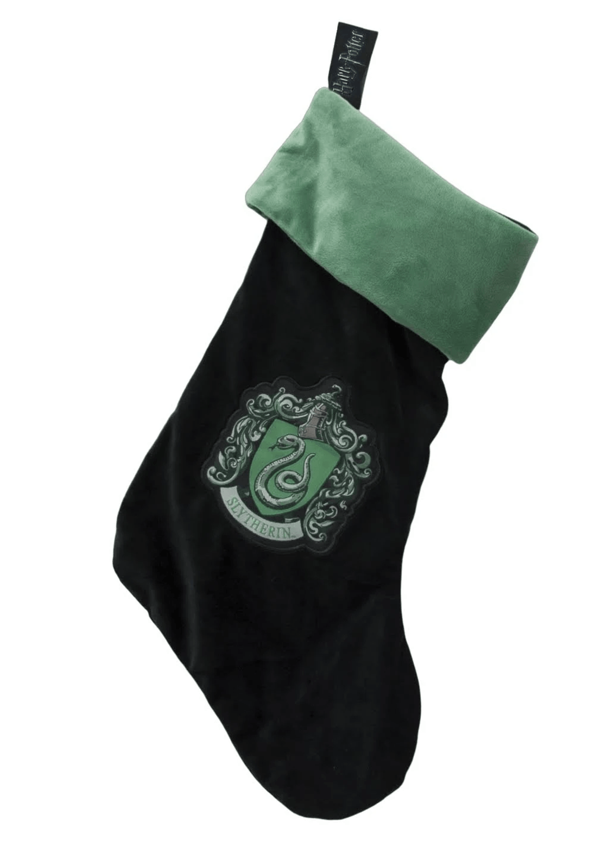 Calcetín navideño negro con escudo de Slytherin y ribete verde.